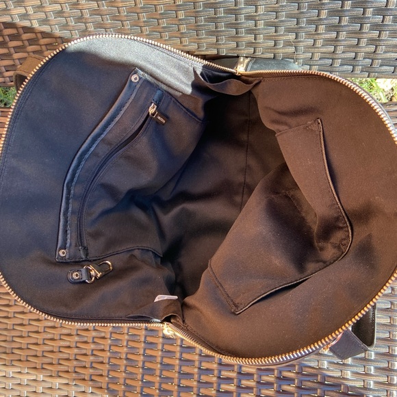 Danier black leather handbag with shiny gold colored accents - Picture 11 of 14